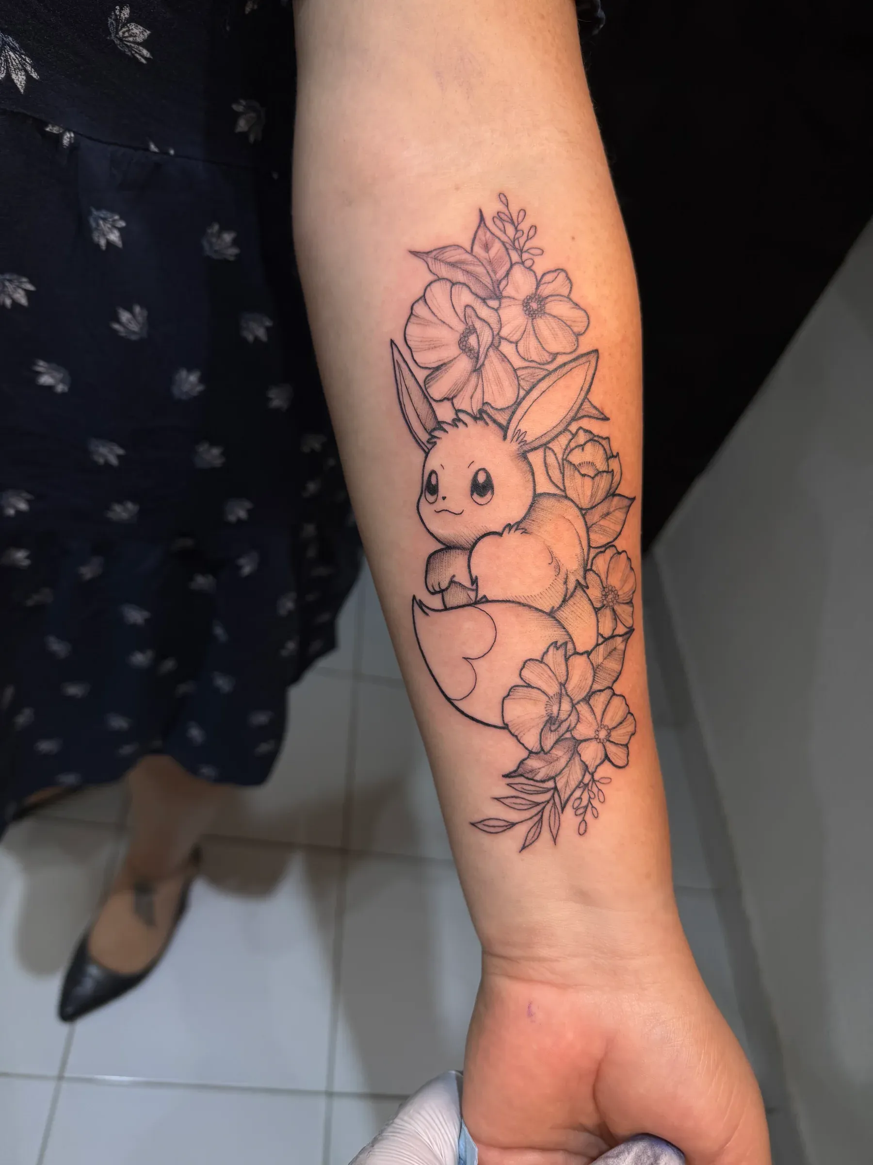 Tatuaje Eevee blanco y negro